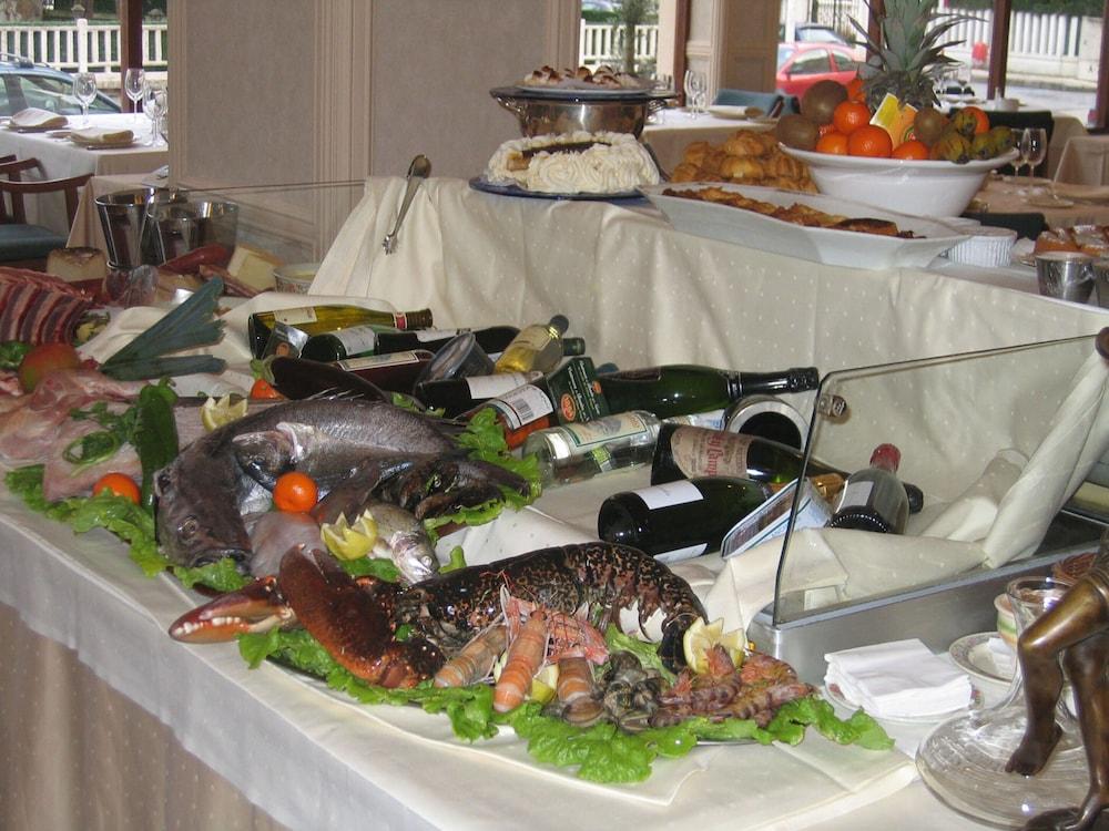 Las Rocas Playa Hotel 카스트로우르디알레스 레스토랑 사진