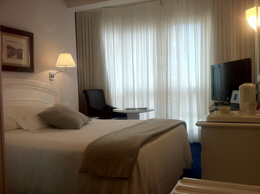 Las Rocas Playa Hotel 카스트로우르디알레스 외부 사진