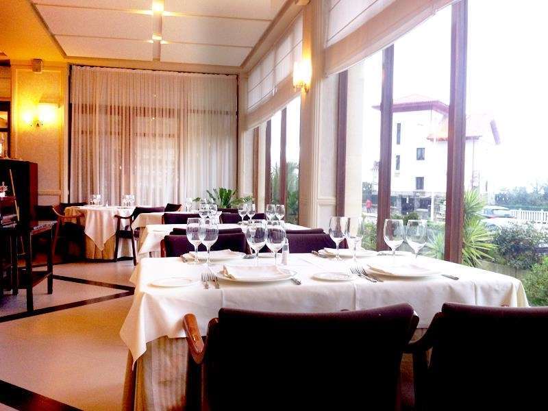 Las Rocas Playa Hotel 카스트로우르디알레스 레스토랑 사진